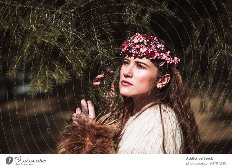 Zarte junge Frau im Blumenkranz stehend im Wald romantisch Totenkranz Natur Porträt Angebot charmant sinnlich schön geblümt Stil natürlich sanft frisch