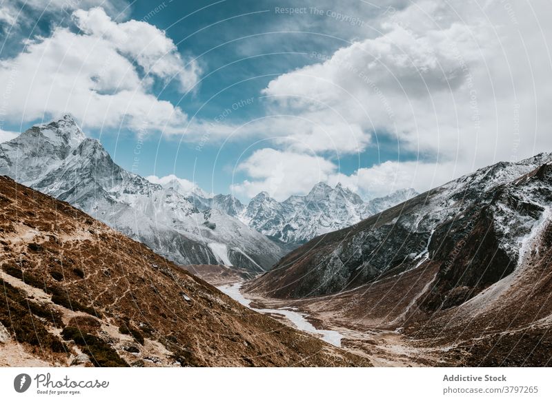 Spektakuläre Landschaft von Bergkamm und bewölktem Himmel Berge u. Gebirge Felsen Kamm Ambitus Cloud rau wüst wild majestätisch felsig Gelände wolkig Natur