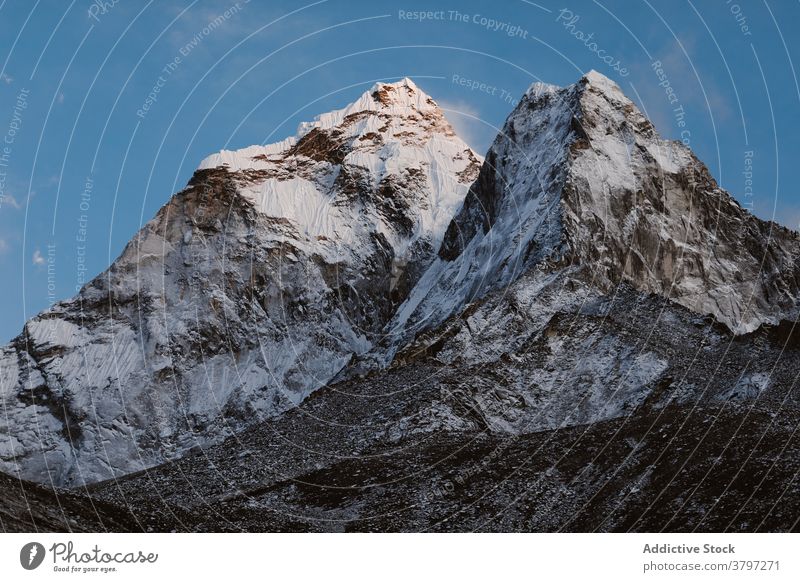 Spektakuläre Landschaft mit Bergkamm und blauem Himmel Berge u. Gebirge Felsen Kamm Ambitus rau wüst wild majestätisch felsig Gelände wolkig Natur malerisch