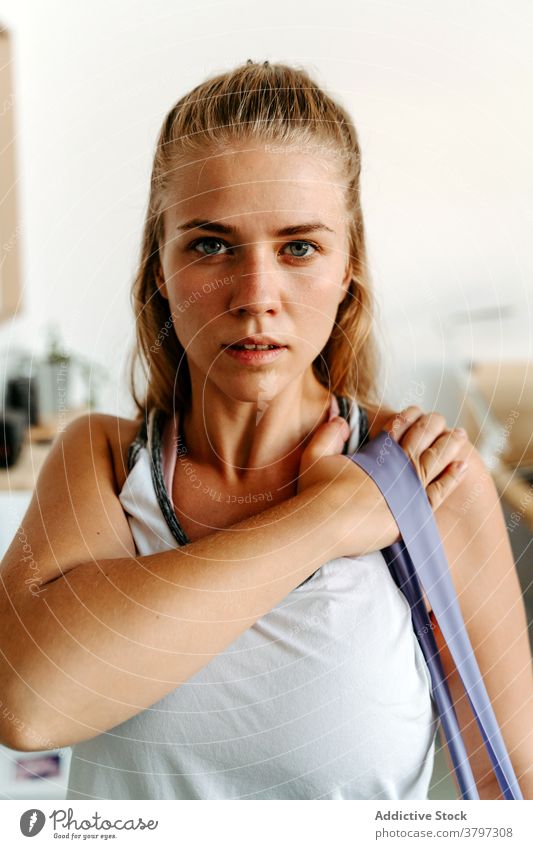 Frau trainiert mit Widerstandsband Sportlerin Übung Gerät Training Bestimmen Sie anstrengen aktiv Vitalität Energie üben schlank zu Hause Aktivität physisch