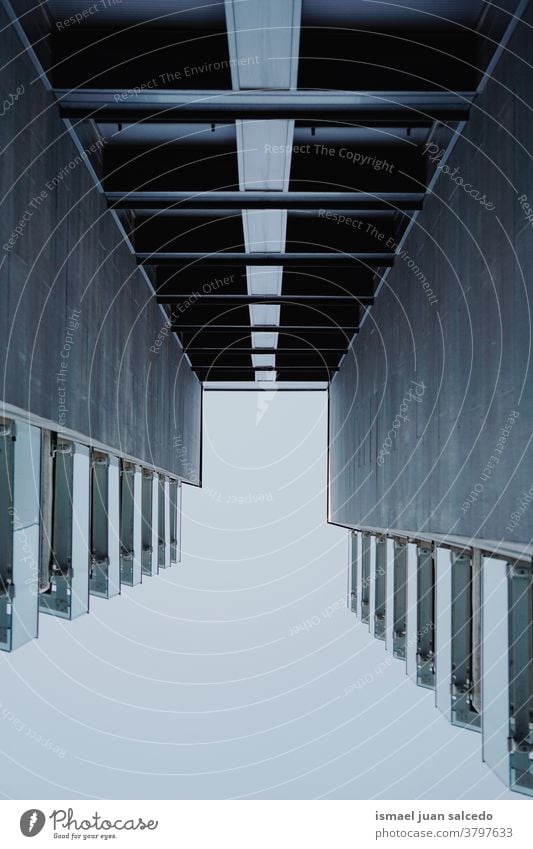 Balkon und Fenster an der Gebäudefassade Fassade Außenseite Haus heimwärts Straße Großstadt im Freien Struktur Architektur Konstruktion Wand Hintergrund Bilbao