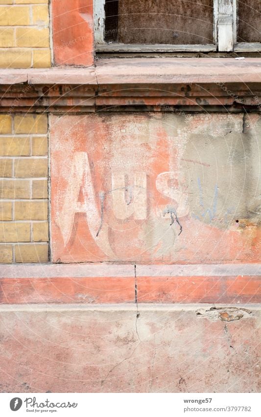 !Trash! 2020 | Aus die Maus (2020) Thementag Fassade Schrift Wand Schriftzeichen Buchstaben Mauer Wort Menschenleer Außenaufnahme Farbfoto Tag alt Überbleibsel