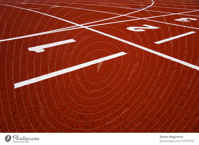 Nahaufnahme der Laufbahn im Roten Stadion abstrakt Arena sportlich Hintergrund Konkurrenz Kurs Gericht Tag Detailaufnahme leer Übung Feld Boden Fahrspur Linie