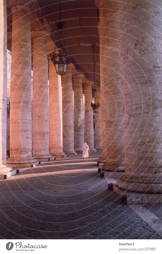 eilende Nonne zwischen mächtigen Säulen Petersplatz Rom Abendsonne Abenddämmerung Sonnenuntergang analog Architektur mächtige säulen evening column columns