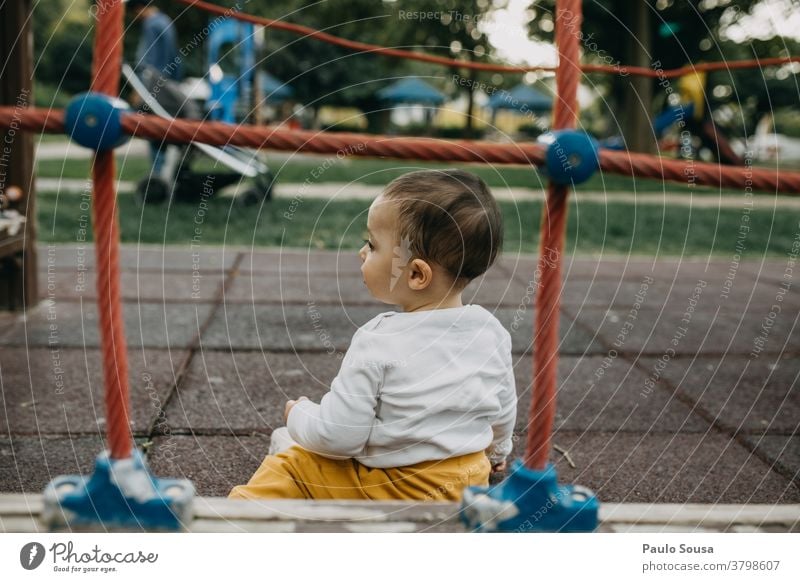 Kleinkind spielt auf dem Spielplatz Kind Kinderspiel Kindergarten Spielen Kindheit Außenaufnahme Tag gerahmt Textfreiraum oben Fröhlichkeit Mensch 1-3 Jahre