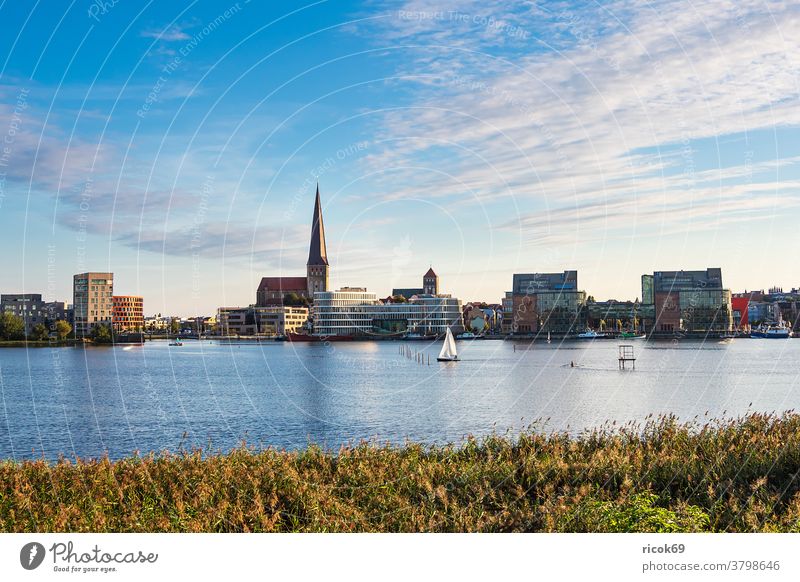 Blick über die Warnow auf die Hansestadt Rostock Segelboot Fluss Stadthafen Mecklenburg-Vorpommern Tourismus Schiff Boot Architektur Häuser Gebäude Wahrzeichen