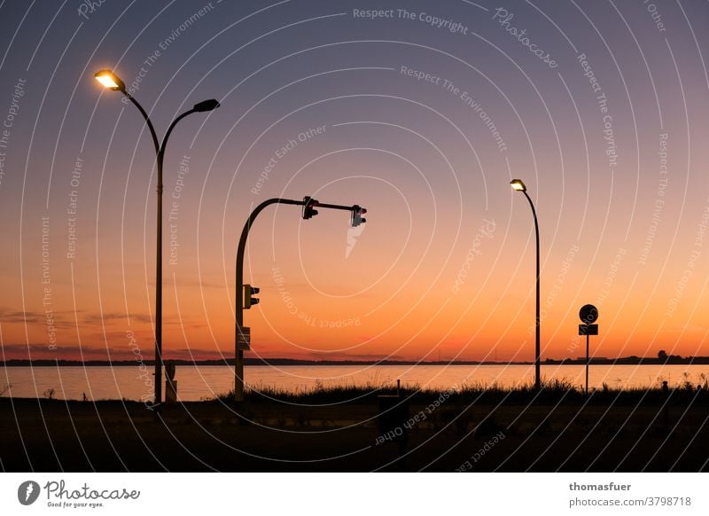 Lampen und Ampeln bei der Fähre am Meer bei / nach Sonnenuntergang Ufer Küste Himmel Sommer malerisch Verkehrsschild reisen Urlaub Tourismus Ruhe Idylle