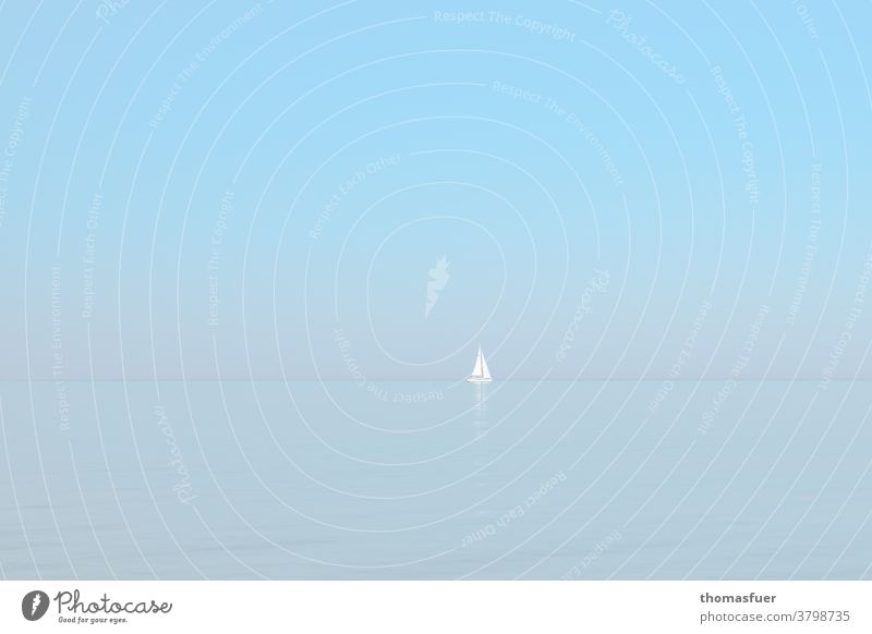 Meer mit dem Himmel verschwimmend, wenig Wind, Dunst in der Ferne eine Segelboot, Horizont Ruhe verträumt Stille Sommer Sonne Ferien & Urlaub & Reisen Freiheit