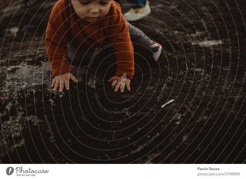 Kleinkind spielt im Freien Herbst Herbstfärbung authentisch Spielen Kind Herbstbeginn Außenaufnahme Tag Natur Blatt Farbfoto Herbstlaub herbstlich 1-3 Jahre