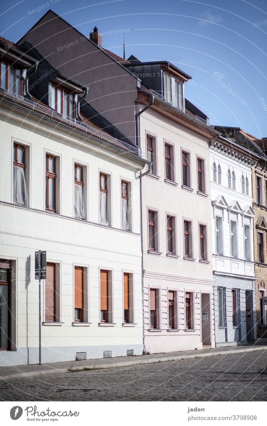 empty streets (31). Häuserzeile Fassaden Haus Architektur Außenaufnahme Gebäude Menschenleer Stadt Tag Altstadt Stadtzentrum Altbau Fenster Altbauwohnung Zeit