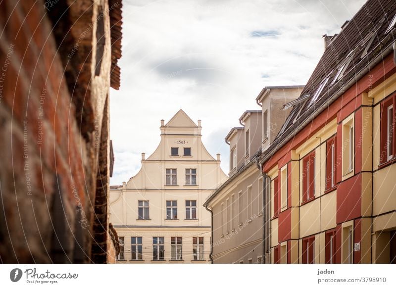 unter den dächern von brb. Giebelseite Fassade Haus Außenaufnahme Menschenleer Wand Gebäude Fenster Architektur Himmel Stadt Tag Dach Häusliches Leben