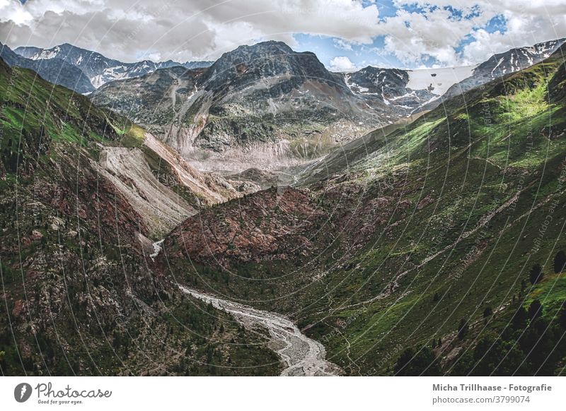 Alpenlandschaft im Kaunertal / Österreich Kaunertaler Gletscher Gletscherstrasse Tirol Berge Gipfel Gebirge Täler Fels Felsen Wiesen Bäume Landschaft Natur