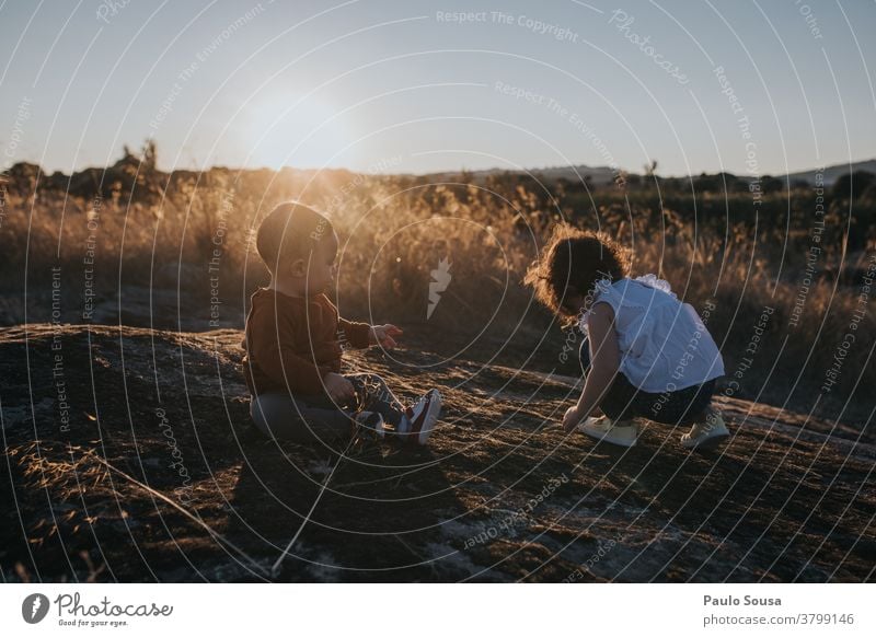 Bruder und Schwester spielen bei Sonnenuntergang Herbst authentisch Herbstfärbung Geschwister Familie & Verwandtschaft Farbfoto Mensch Kind Kindheit