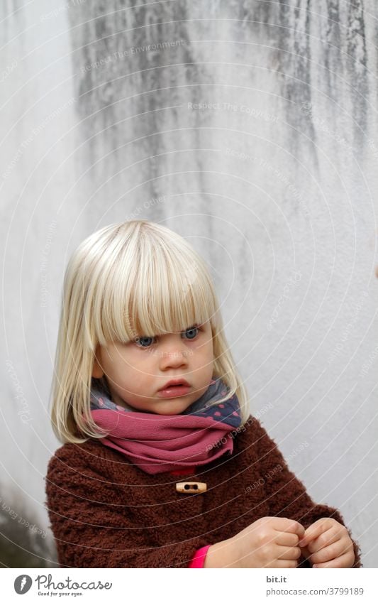 Pony extra lang Mädchen Kind Mensch Porträt mädchenhaft Mädchenportrait Blick Herbst herbstlich copyspace copy space Wand Fassade Neutraler Hintergrund