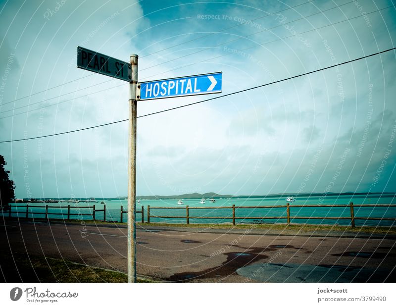 Richtung Krankenhaus nach rechts Schilder & Markierungen Panorama (Aussicht) Englisch Wort Verkehrsschild Verkehrswege Pazifik Ferne Straße Hinweisschild Klinik