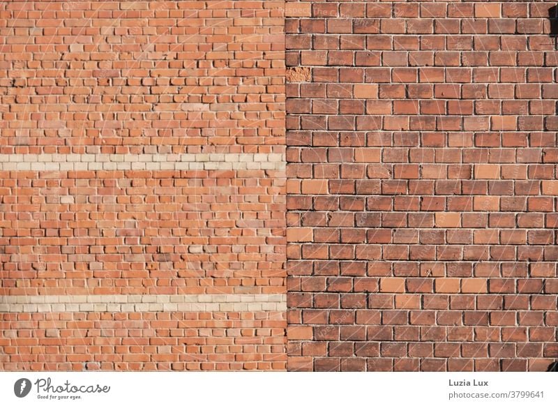 Stein an Stein: Backsteinwände vorne und hinten, dazu leuchtender Sonnenschein Backsteinwand Backsteinbau Backsteinfassade Mauer Wand Außenaufnahme Farbfoto