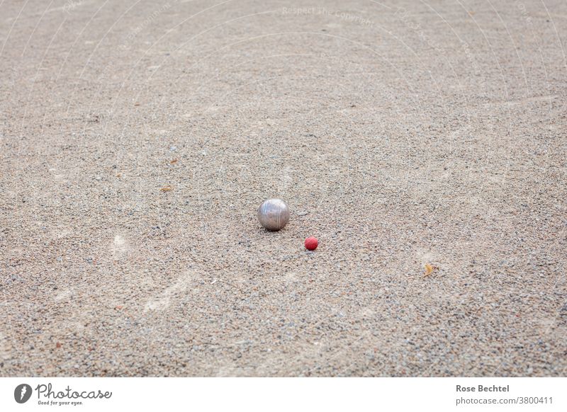 Boule-Spiel auf Schotterplatz Kugeln Petanque Spielen Außenaufnahme Farbfoto Freizeit & Hobby Sport Ballsport Textfreiraum oben rot Sportstätten Zielkugel