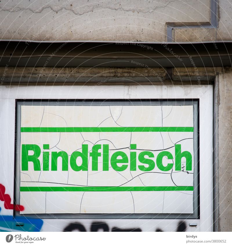 Schaufenster mit Aufschrift  Rindfleisch . Schlachthof , Rindfleisch, Protest gegen Massentierhaltung Rindfleischproduktion Werksverkauf protest grafitti