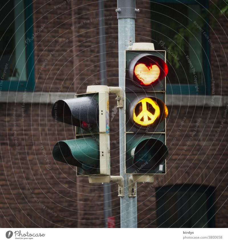 Love and peace, Verkehrsampel mit rotem Herz und gelbem Friedenszeichen. Liebe und Frieden Ampel Ampellicht Kreativität Verkehrssicherheit Symbolik Symbole