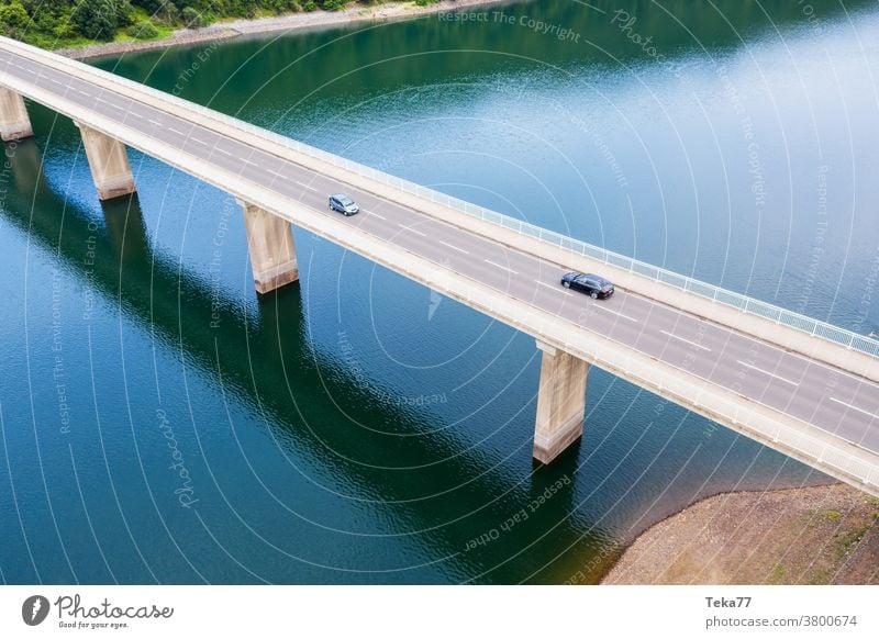 eine Autobrücke über einen Fluss von oben Brücke moderne Brücke Auto-Brigde Transportbrücke Wasser See Moderne Architektur PKW Autos Lastkraftwagen Lastwagen