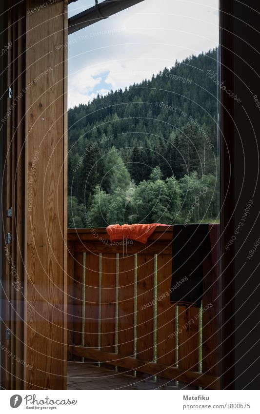 Blick aus dem Fenster auf die Berge Balkon Ausblick Balkonfenster Fensterblick Berge u. Gebirge Alpen Wald Hügel Landschaft Sommer Mood Natur Grün Menschenleer