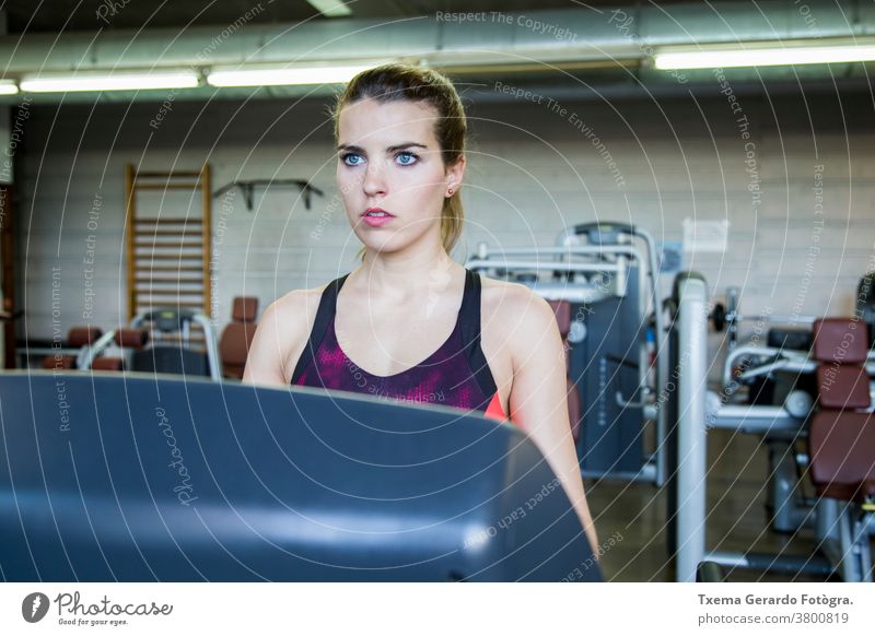 Mädchen trainieren in der Turnhalle mit einem Laufband rennen Aerobic Fitness Übung Sport aktiv Lifestyle passen Fitnessstudio Sporthalle Frau Gesundheit