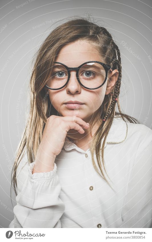 Studioporträt eines süßen Mädchens mit langen blonden Haaren und Brille vor neutralem Hintergrund hübsches Mädchen Atelier-Portrait Europäer Kaukasier