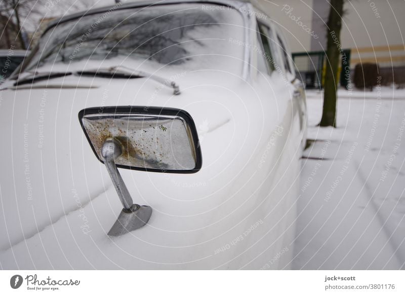 Parken im Winter mit Nostalgie PKW Auto parken Schnee kalt retro Sechziger Jahre Oldtimer Design Chrom Karosserie Parkplatz Rost Scheibenwischer Russisch Frost