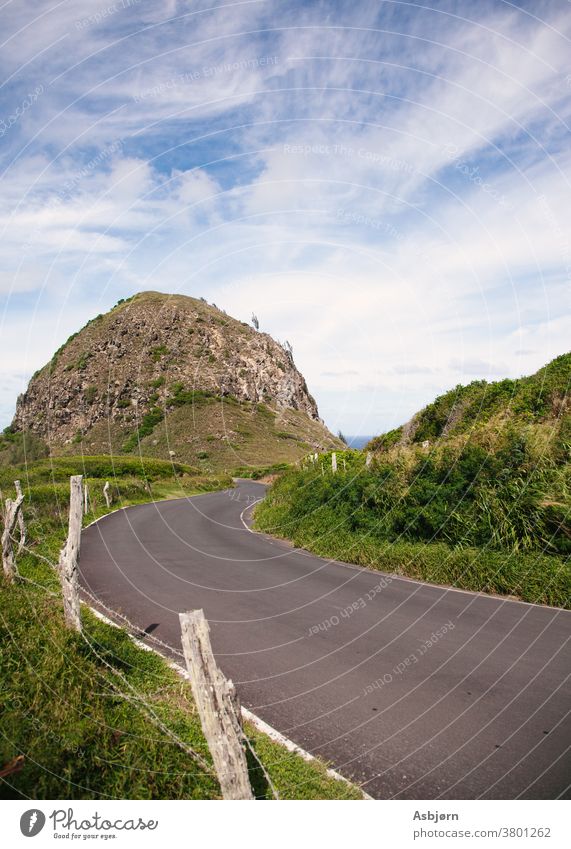 Road Trip im Freien reisen Straße braun warm Natur Himmel Landschaft niemand Ausflug Gras Hügel Berge Zusammensetzung grün Tourismus Berge u. Gebirge Umwelt