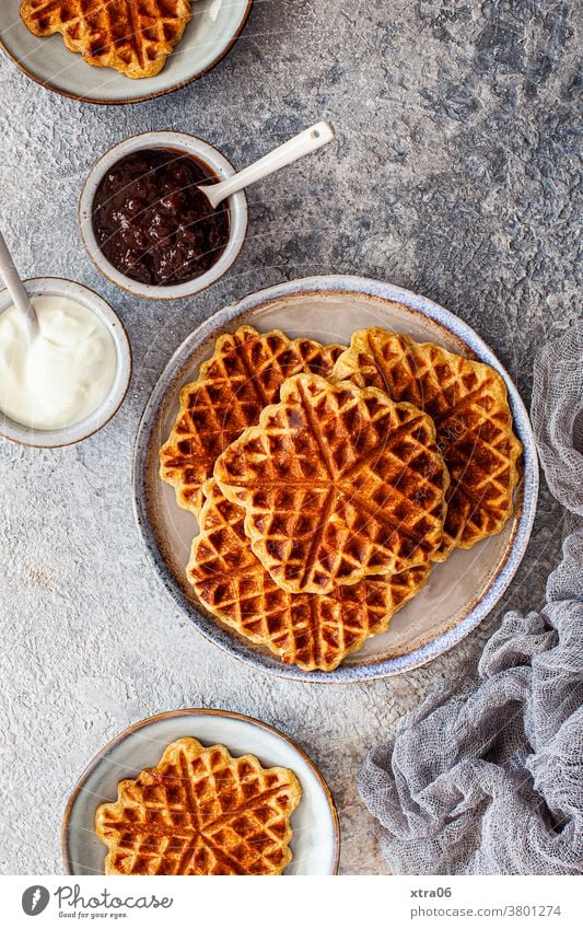 Waffeln Frühstück Ernährung Lebensmittel lecker süß Dessert Foodfotografie Essen soulfood frühstücken Frühstückstisch Marmelade Teller geschmackvoll