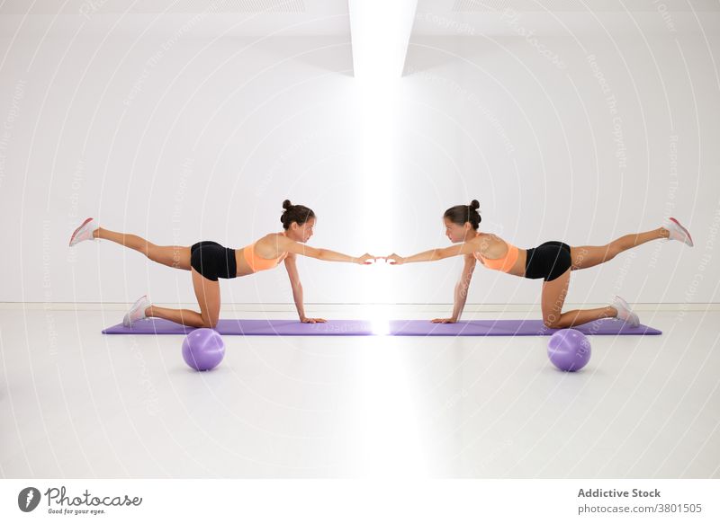 Anonyme Sportlerin, die sich im Spiegel spiegelt, während sie in der Turnhalle trainiert Athlet Reflexion & Spiegelung Übung Fitness Training Energie