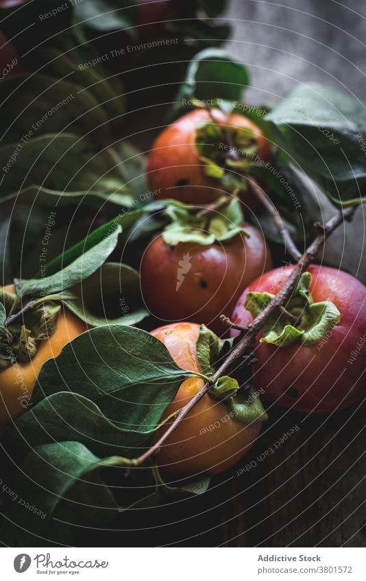 Reife Kakis auf grauer Holzoberfläche Frucht Persimone reif süß Ernte frisch organisch Zusammensetzung Gesundheit lecker Vitamin Vegetarier Saison geschmackvoll