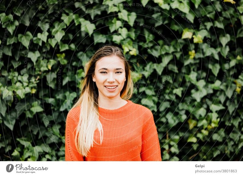 Blondes Mädchen mit rotem Trikot in einem Park Frau Person Porträt jung blond Hintergrund außerhalb Hipster Natur Sommer Glück Model hübsch Lifestyle schön