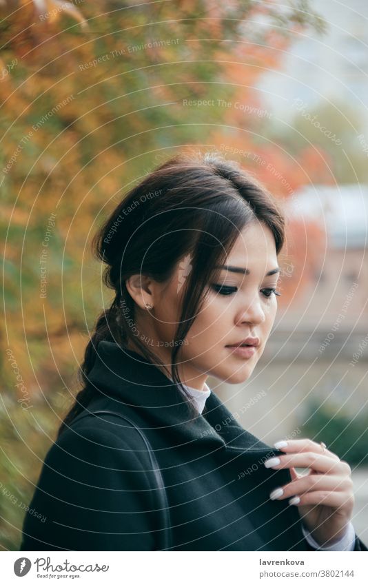 Porträt einer Asiatin vor der Herbstlandschaft Frau Saison Natur im Freien Park Person Erwachsener Lifestyle attraktiv Mädchen außerhalb Bäume saisonbedingt