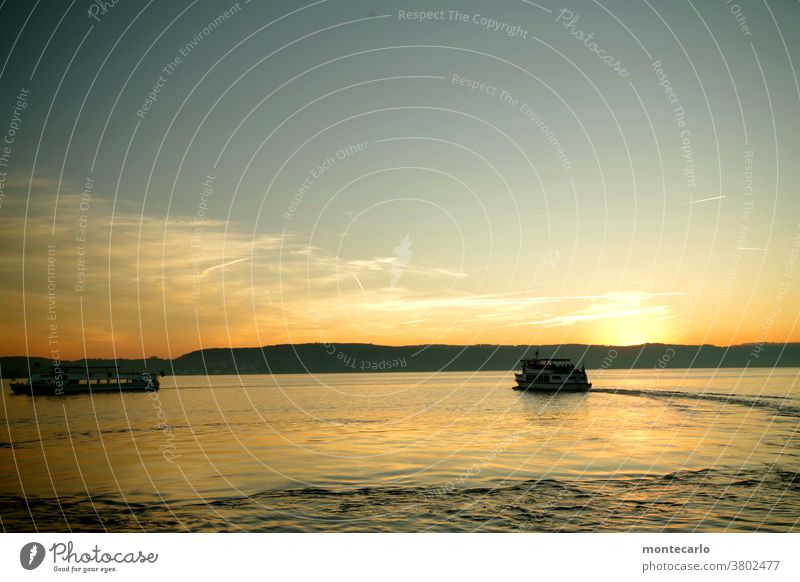 Abendstimmung auf dem Bodensee mit zwei Passagierschiffen auf dem Weg in den Hafen Weiße Flotte Bugwelle Ausflugsschiff Herbstlich Seeluft Frische Luft erleben