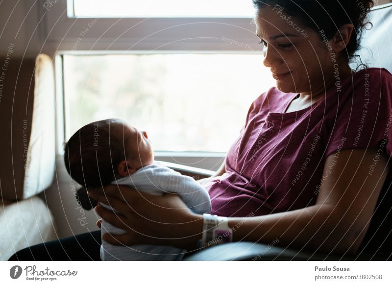 Mutter sieht Neugeborenes im Krankenhaus Mutterschaft mütterlich neugeboren authentisch Baby Lifestyle Leben schwanger Erwachsene Frau Pflege Bauch Liebe schön