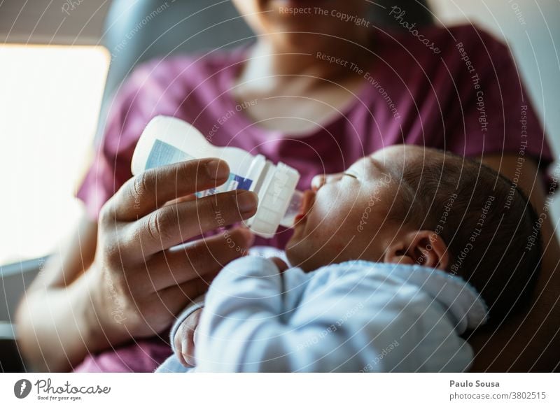 Mutter füttert Neugeborenes im Krankenhaus Mutterschaft neugeboren füttern Eltern schön Frau Erwachsene Kind Familie & Verwandtschaft Kaukasier Baby Liebe