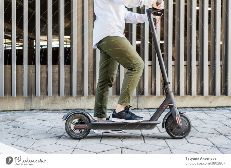 Frau auf Elektro-Kick-Roller elektrisch Tretroller Reiten Straße Großstadt Transport Lifestyle modern urban Person Technik & Technologie Freizeit Zukunft aktiv