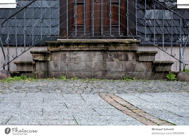 Alte Haustreppe Hausvorplatz Treppengeländer Geländer Menschenleer aufwärts abwärts alt Eingang Eingangstür Hauseingang