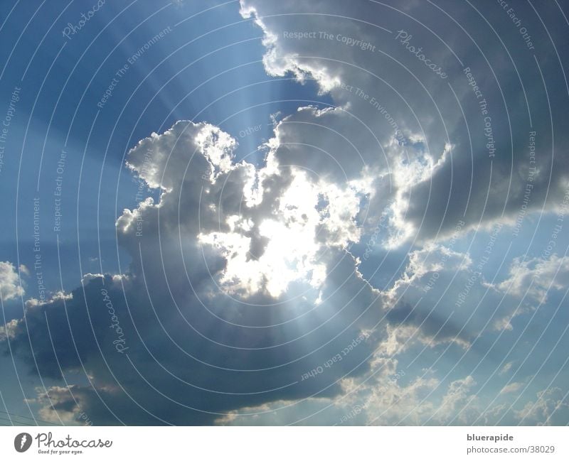 Wolkenbruch Licht Götter himmlisch schön zyan weiß grell Regen glänzend Leuchtkraft aufreißen Himmel Sonne blau hell Beleuchtung Lichterscheinung Wetter Gott