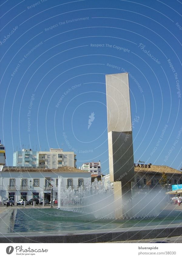 Wie der Himmel so das Wasser? Beton Brunnen Skulptur Haus Platz sprühen Springbrunnen Klotz Architektur blau Stein Becken