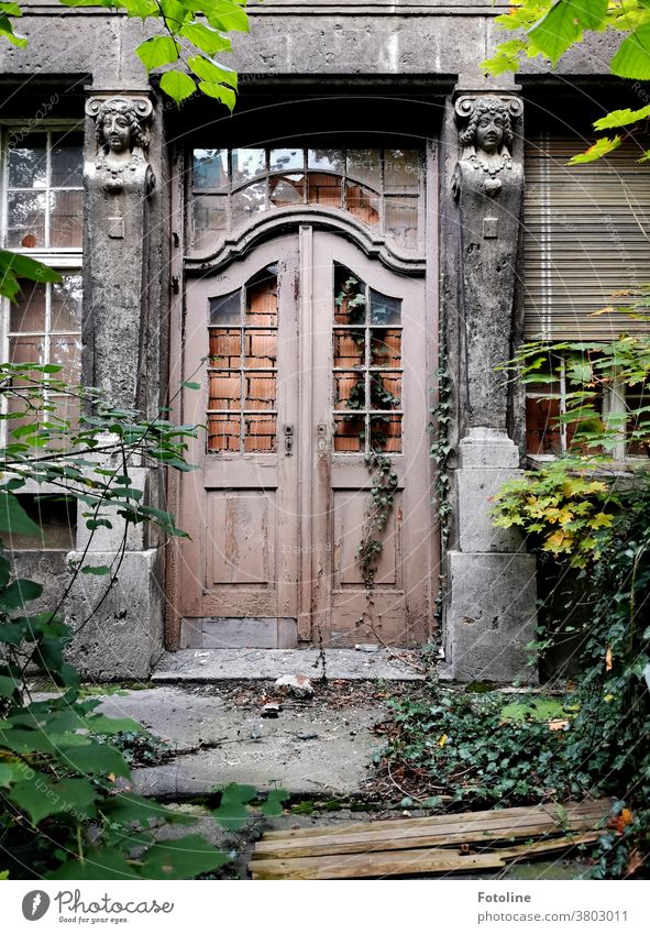 Auf einem Streifzug durch Zeitz stand die Fotoline plötzlich vor einem wundervollen Lost Place, dessen Türen und Fenster zugemauert waren und ihr den Eintritt verwehrten. Sehnsüchtig schaute sie auf diese wundervolle Tür und ließ den Kopf hängen.