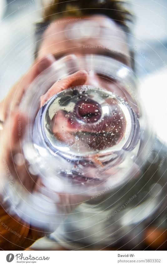 Wasser aus einer Flasche trinken Mann durst trinkt plastikflasche durstig kreativ Sommer