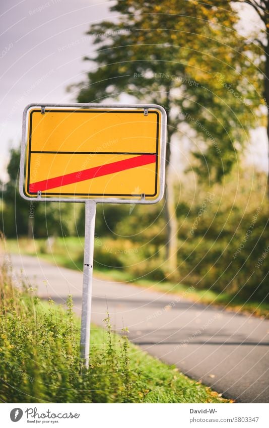 Schild - Ortsschild mit Textfreiraum Platzhalter durchgestrichen zu ende gehen verbot Straße Strassenschild