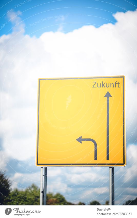 Schild in Richtung Zukunft Wegweiser richtungweisend Pfeil Perspektive Erfolg Orientierung Navigation Wege & Pfade geradeaus