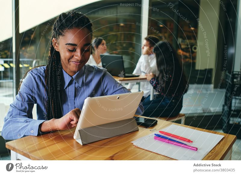 Studentin mit Tablet am Tisch Schüler Tablette Internet Arbeit Projekt lernen Bildung Konzentration Gebäude Schot Schreibstift Frau Hinweis stylisch Vorschein