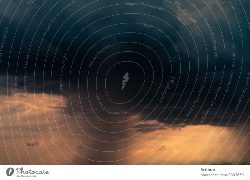 Dunkler dramatischer Himmel und Wolken. Hintergrund für Tod und trauriges Konzept. Goldenes Sonnenlicht und schwarze Wolken. Donner und Gewitterhimmel. Trauriger und launischer Himmel. Hintergrund der Natur. Toter abstrakter Hintergrund. Wolkenlandschaft.