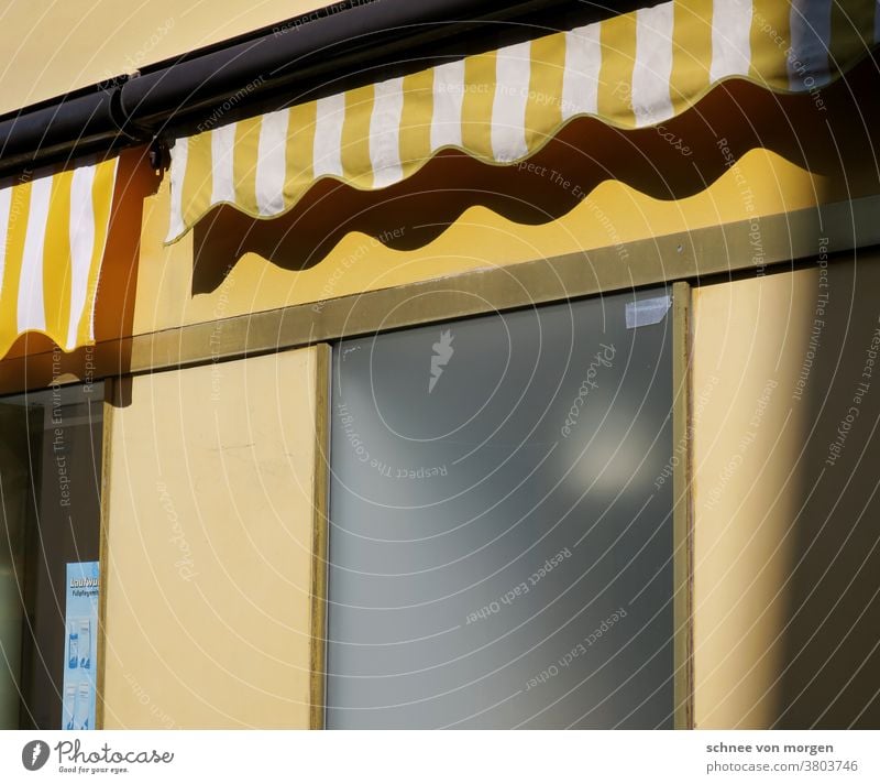 Haus bei gelbem Sonnenschein Sommer Sonnenlicht Fassade haus und grundstück Gebäude Fenster Wohnung Himmel Besitz Wand Balkon Außenaufnahme Architektur Bauwerk