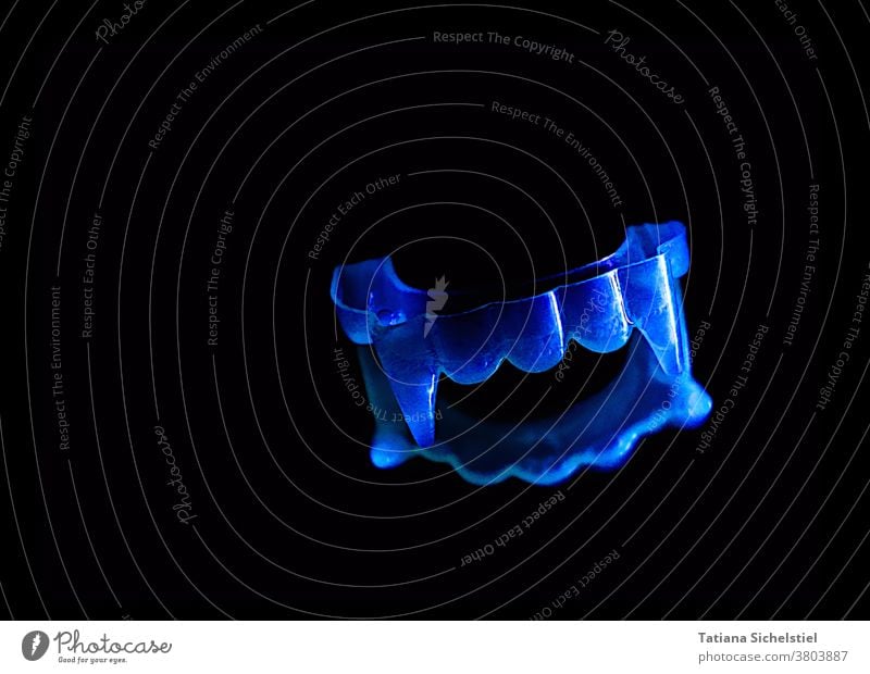 Fluoreszierendes Vampirgebiss beißt in der Dunkelheit zu Fluoreszierender Zubeißen Halloween Gefährlich horror Zähne