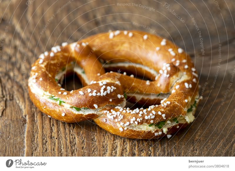 bayerische Brezel mit Butter auf Holz Butterbrezel Brezn Brot Deutschland Snack frisch Frühstück lecker Kaffee Hintergrund Mahlzeit Brotzeit Essen Tisch